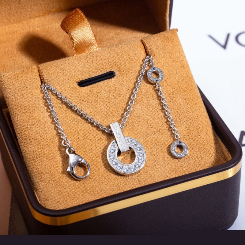 Bo*te*ga venenta necklaces